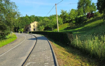Chodník podél silnice III/3121 - podél tvrze