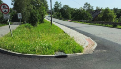 Chodník podél silnice III/3121 - před tvrzí