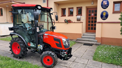 Kolový traktor na údržbu chodníků, komunikací a přilehlé zeleně
