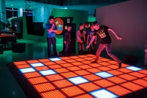 562